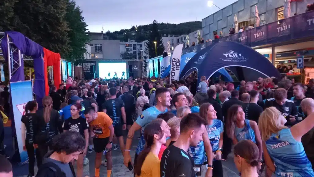(FOTO) Travnik spreman za spektakularnu noćnu utrku večeras u centru grada