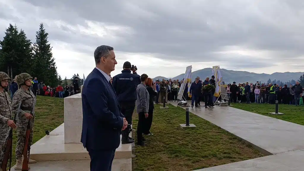 Održana manifestacija „Vlašić Ljuta Greda 2025“ u čast boraca Armije RBiH (FOTO) Održana manifestacija „Vlašić Ljuta Greda 2025“ u čast boraca Armije RBiH (FOTO)