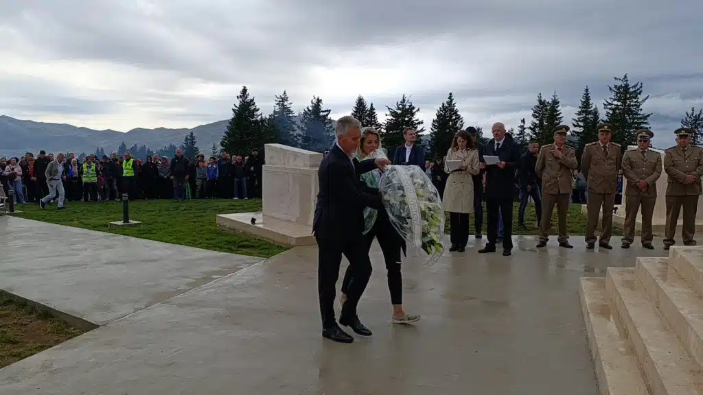 Održana manifestacija „Vlašić Ljuta Greda 2025“ u čast boraca Armije RBiH (FOTO) Održana manifestacija „Vlašić Ljuta Greda 2025“ u čast boraca Armije RBiH (FOTO)