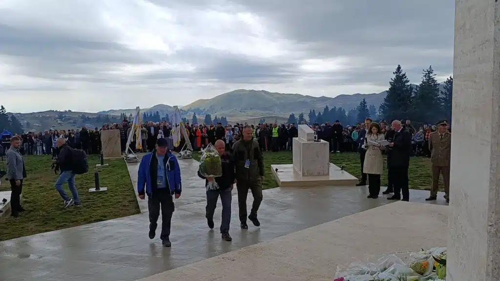 Održana manifestacija „Vlašić Ljuta Greda 2025“ u čast boraca Armije RBiH (FOTO) Održana manifestacija „Vlašić Ljuta Greda 2025“ u čast boraca Armije RBiH (FOTO)