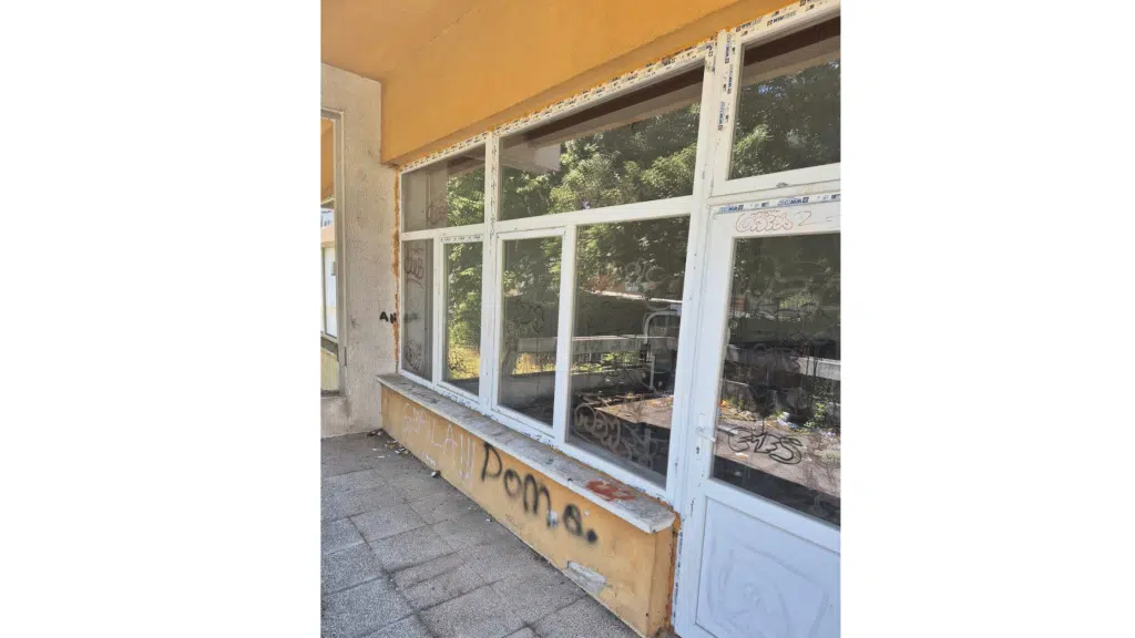 Obdanište Travnik opet meta vandala: Sprejevi po zidovima, stolariji i prozorima, najavljene nadzorne kamere i alarmi