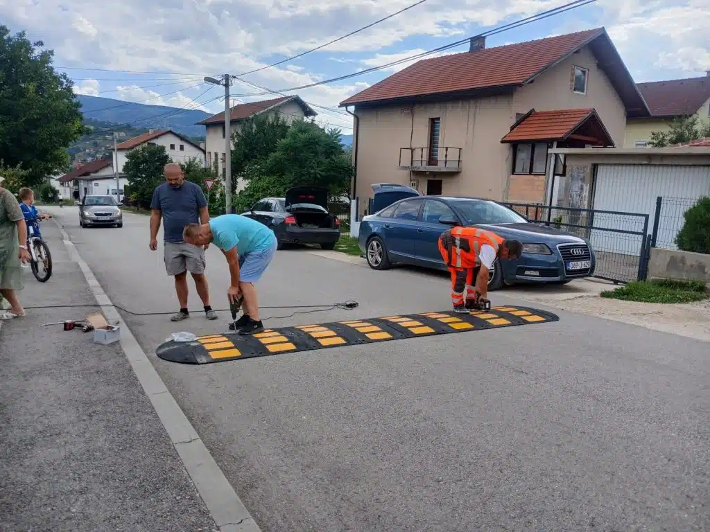 U Turbetu postavljeni ležeći policajci i znakovi uz podršku zajednice (FOTO)