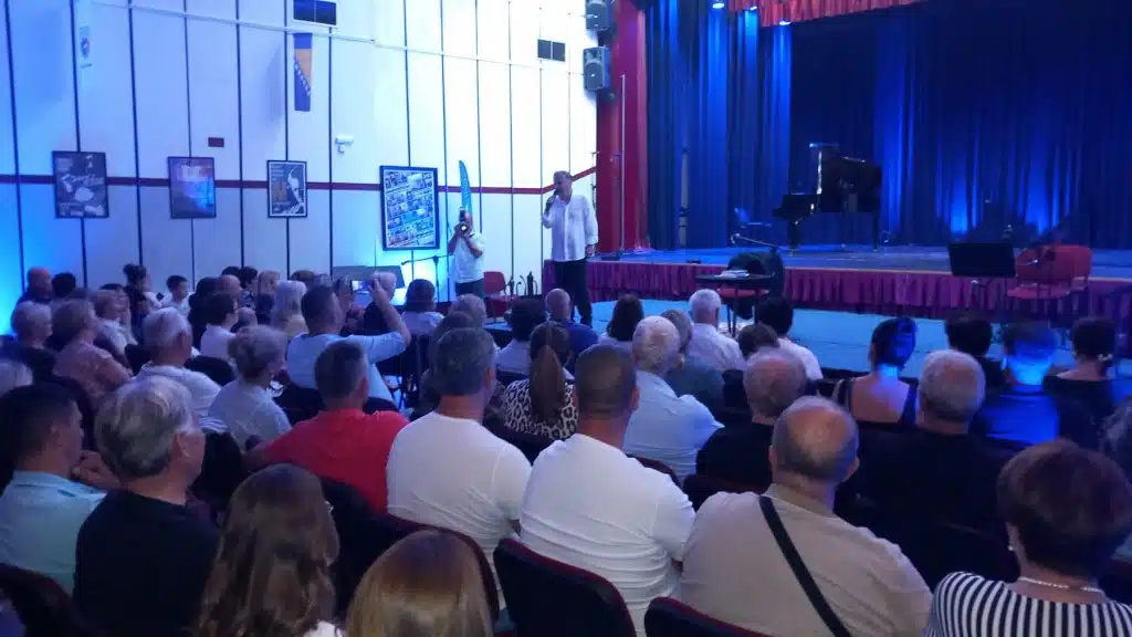 U Travniku održana komedija Osmana Džihe “Smijeh do suza, u mojoj i tuđoj avliji”