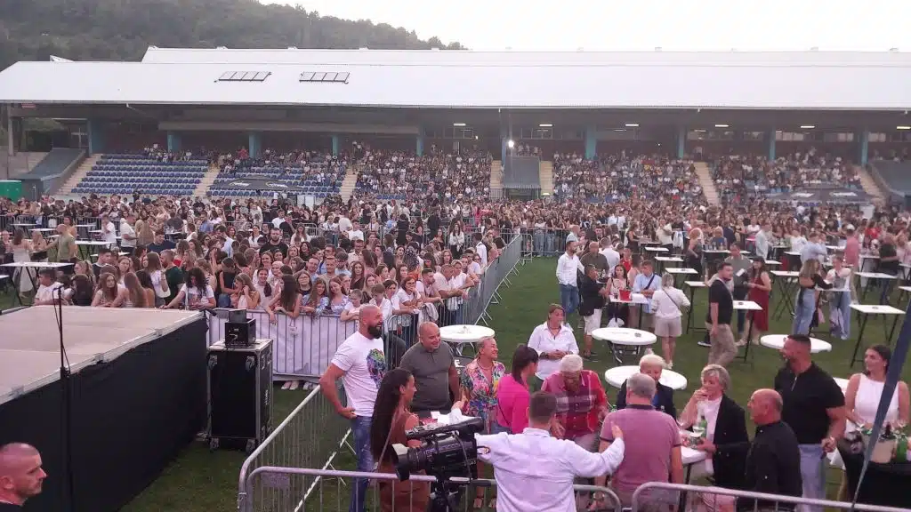 Publika se okuplja na stadionu Pirota: Uskoro počinje koncert Severine (FOTO/VIDEO)