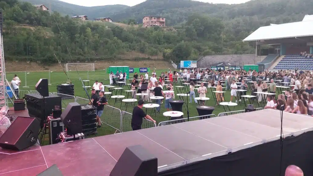 Publika se okuplja na stadionu Pirota: Uskoro počinje koncert Severine (FOTO/VIDEO)