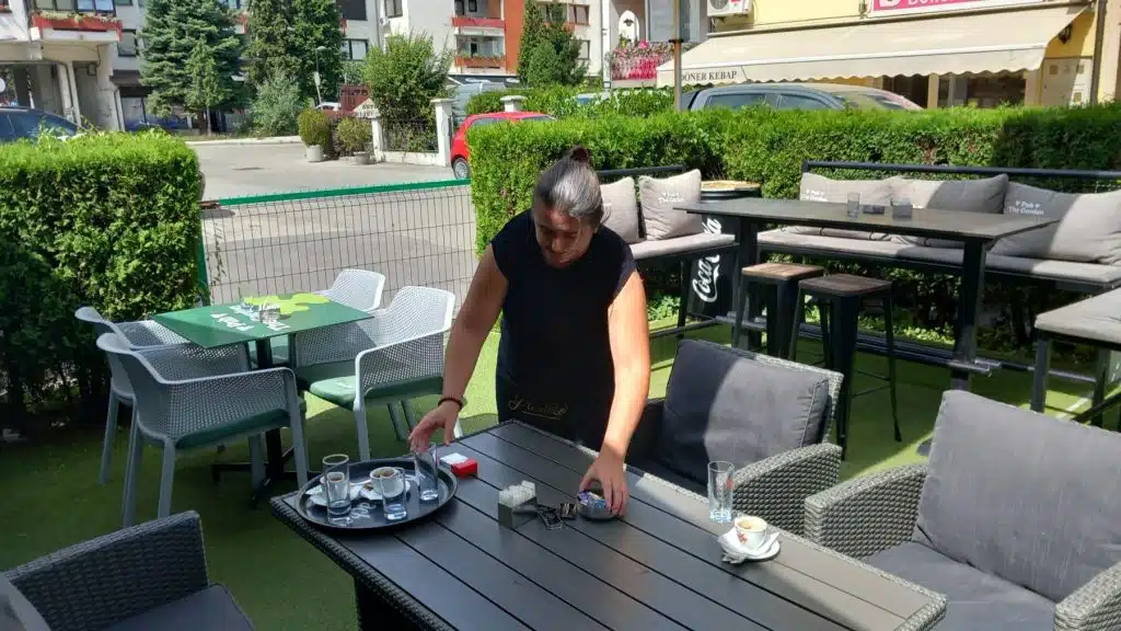 Travnik: Članovi udruženja ''Sreća za sve'' rade u Pubu The Garden (FOTO)