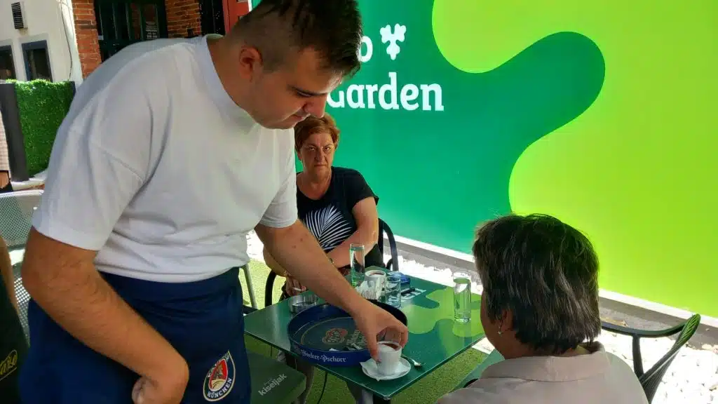 Travnik: Članovi udruženja ''Sreća za sve'' rade u Pubu The Garden (FOTO)
