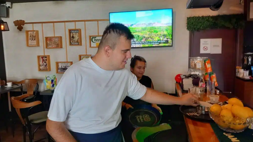 Travnik: Članovi udruženja ''Sreća za sve'' rade u Pubu The Garden (FOTO)