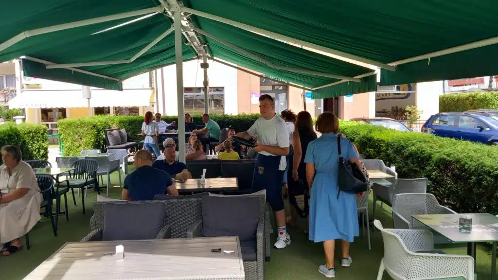 Travnik: Članovi udruženja ''Sreća za sve'' rade u Pubu The Garden (FOTO)