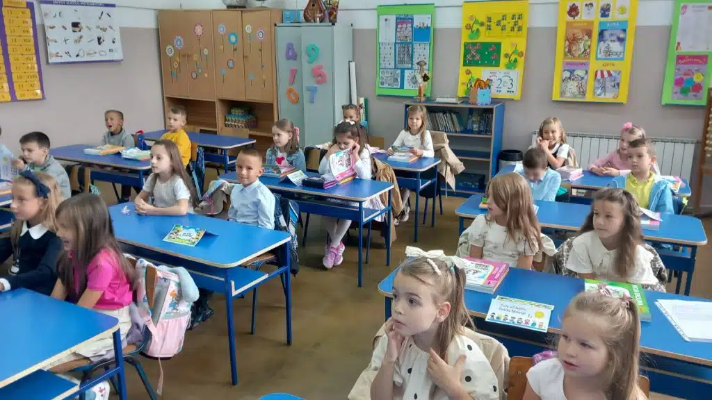 (FOTO) Školarci širom SBK ponovo u klupama: U novu školsku godinu krenulo više od 25 hiljada učenika