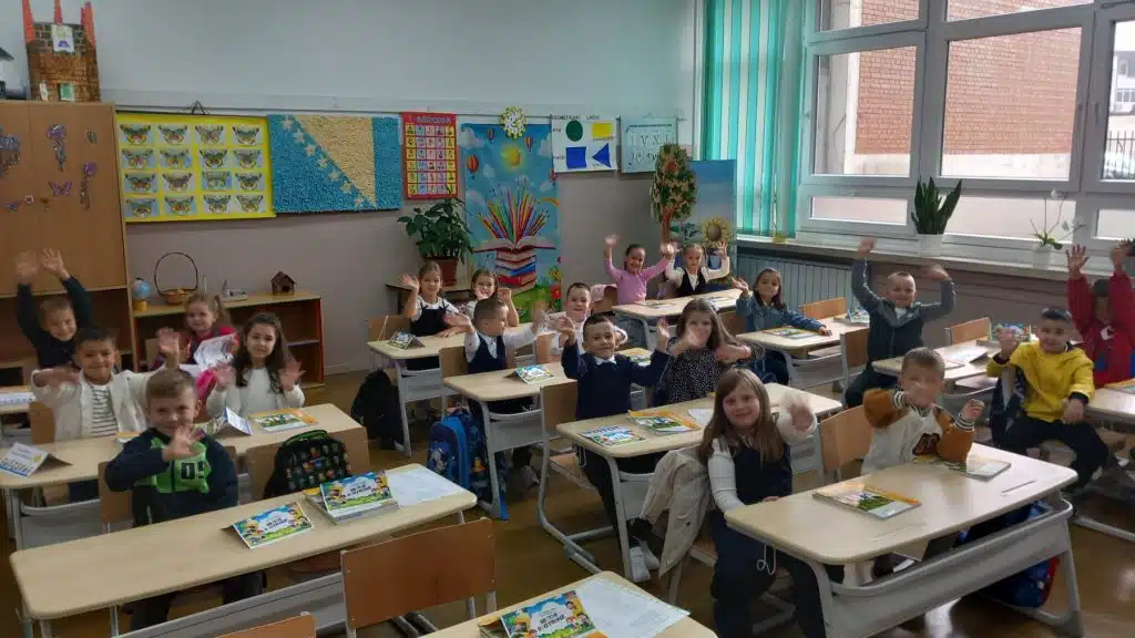 (FOTO) Školarci širom SBK ponovo u klupama: U novu školsku godinu krenulo više od 25 hiljada učenika