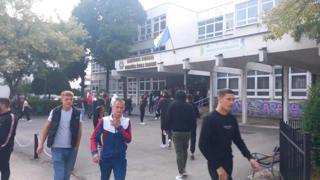 (FOTO) Školarci širom SBK ponovo u klupama: U novu školsku godinu krenulo više od 25 hiljada učenika