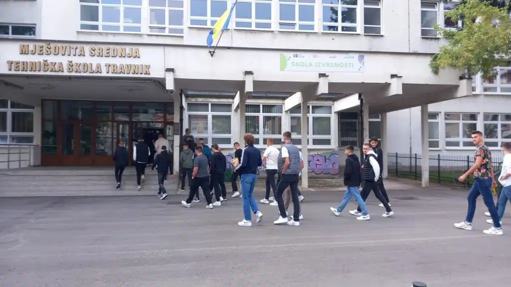 (FOTO) Školarci širom SBK ponovo u klupama: U novu školsku godinu krenulo više od 25 hiljada učenika