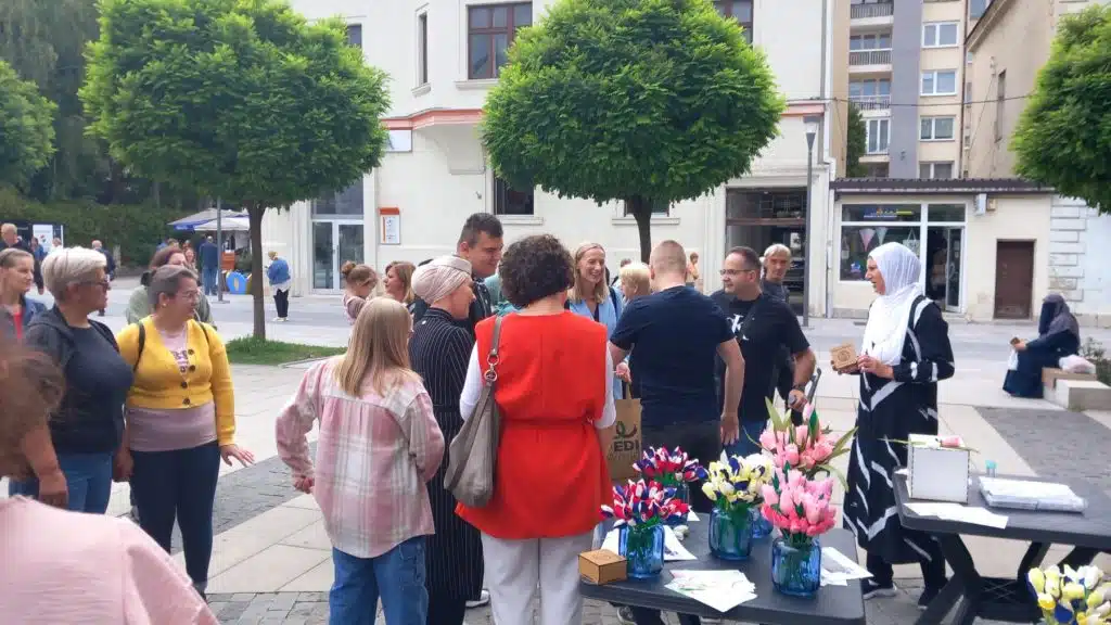 (FOTO/VIDEO) Festival tulipana na Centralnom trgu u Travniku okupio građane u duhu zajedništva i podrške