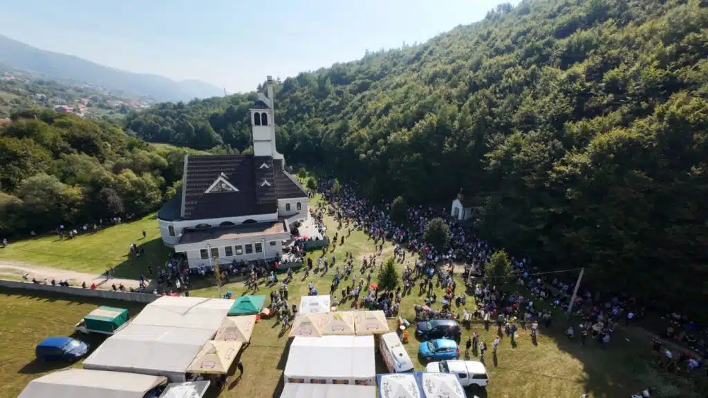 (FOTO) Veliki broj vjernika na Gospinom vrelu kod Travnika, proslava Male Gospe