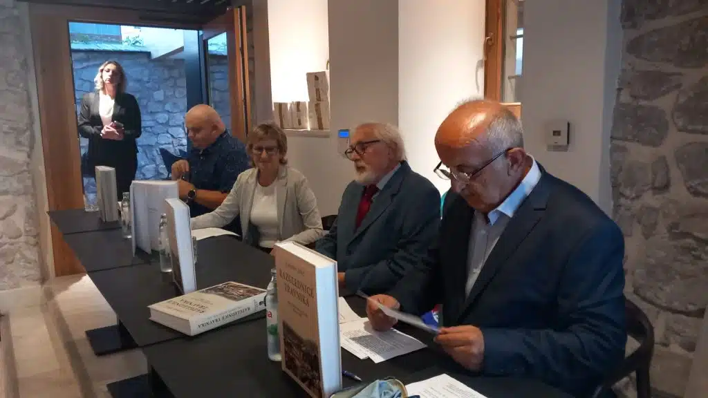 Promovisana knjiga „Razglednice Travnika“ u Andrićevoj kući (FOTO) Promovisana knjiga „Razglednice Travnika“ u Andrićevoj kući (FOTO)