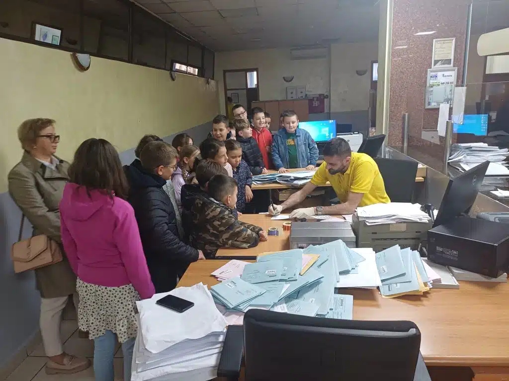 Povodom Svjetskog dana pošte učenici OŠ „Travnik“ posjetili poštansku jedinicu u Travniku