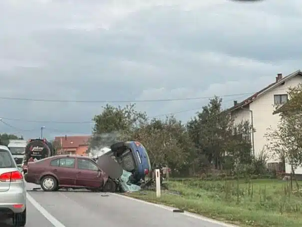 Teška nesreća kod Bugojna: Tri osobe poginule, jedna povrijeđena (FOTO)