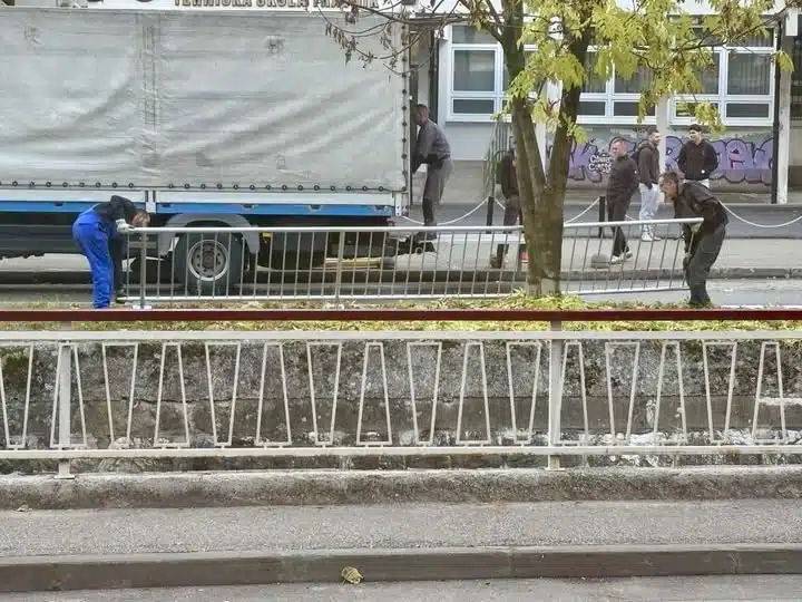 Nastavljeni radovi na postavljanju zaštitne ograde uz rijeku Lašvu u Travniku