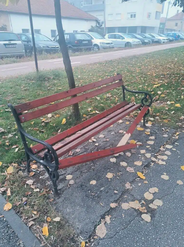 Vandalizam u centru Travnika: Hoće li ijedna klupa dočekati proljeće?