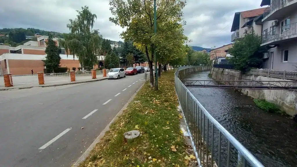 (FOTO) U travničkoj ulici Školska postavljena sigurnosna ograda uz rijeku Lašvu