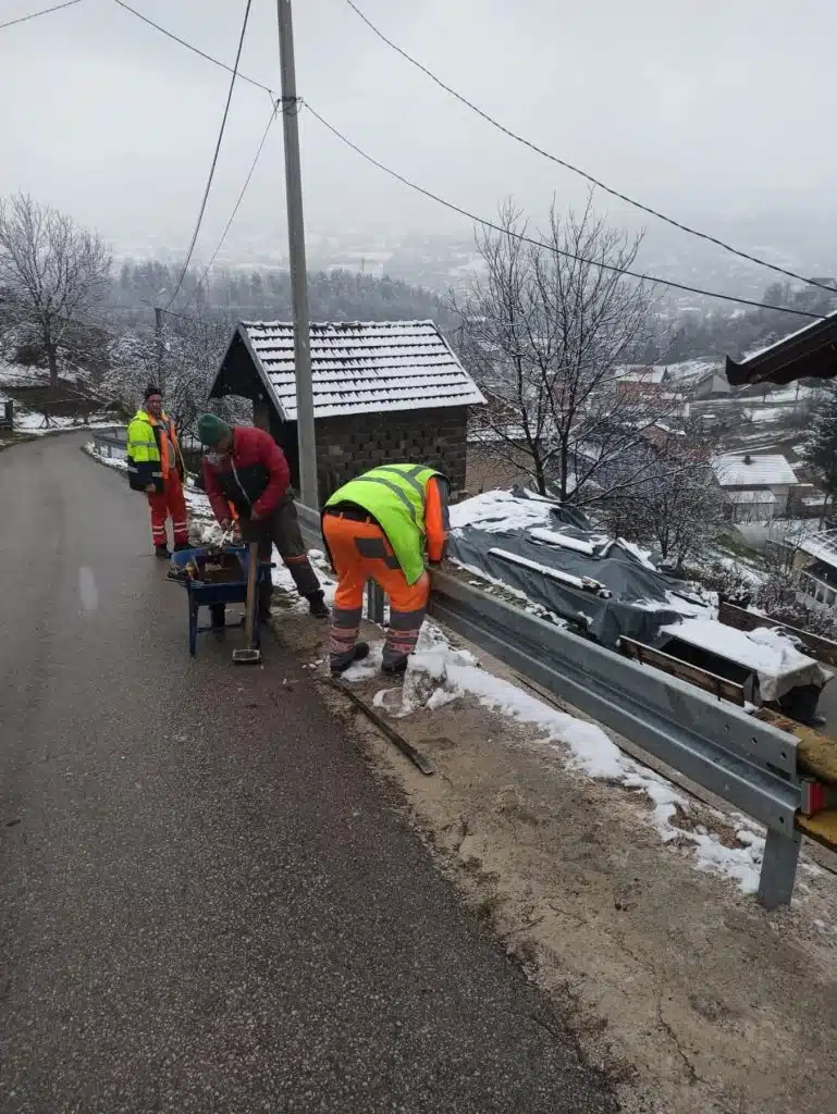 Povećana sigurnost na putnim dionicama u MZ Turbe: Postavljena nova zaštitna ograda