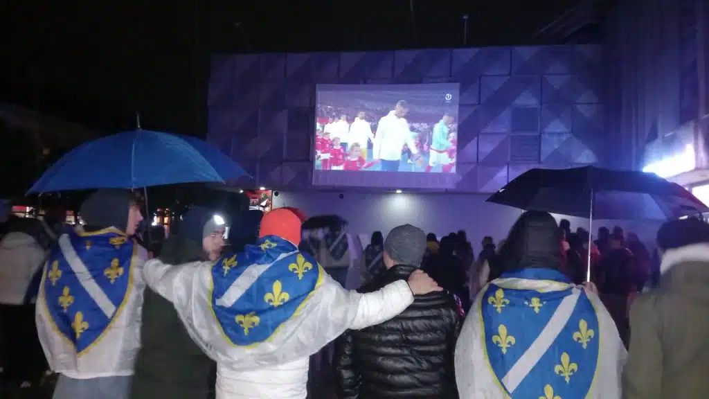 (FOTO) Usprkos kiši Travničani se okupili da prate utakmicu Austrija – BiH