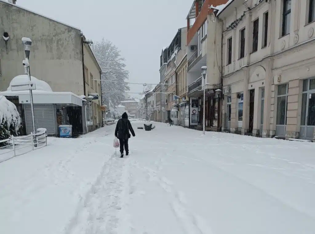 (FOTO) Prvi snijeg zabijelio Travnik i druge bh. gradove: Na cestama otežan saobraćaj