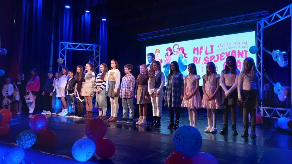 (FOTO) Travnik zapjevao uz mališane: Održano finale festivala „Mali raspjevani grad“