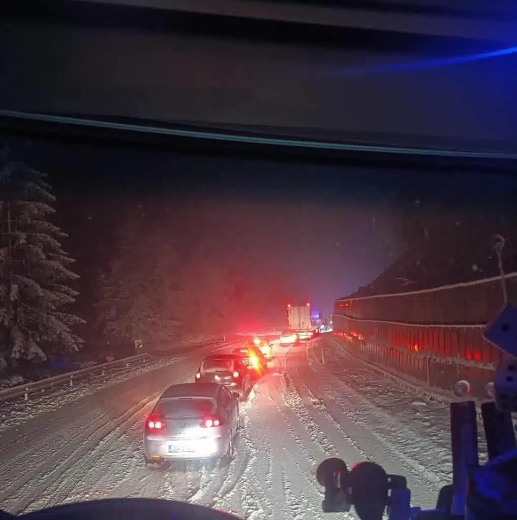 Vozači oprez: Snijeg stvara haos na putu preko Komara