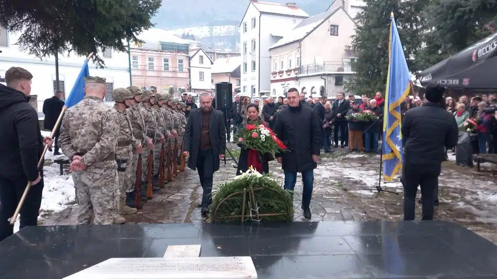 (FOTO) Dan državnosti BiH u Travniku: Delegacije odale počast na Spomen-kosturnici ”Majka”