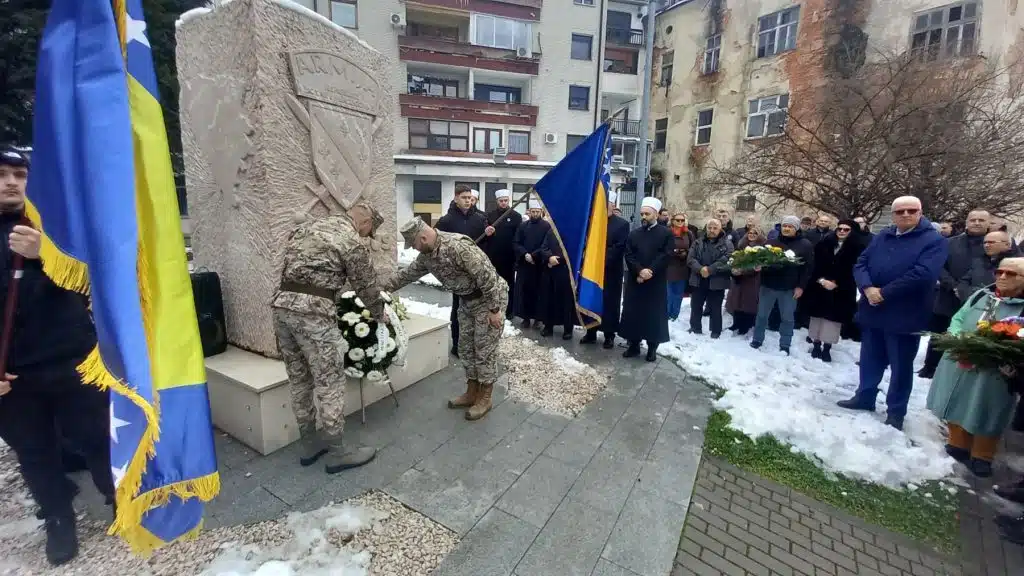(FOTO) Travnik obilježio Dan državnosti odavanjem počasti šehidima i posjetom spomen-obilježjima