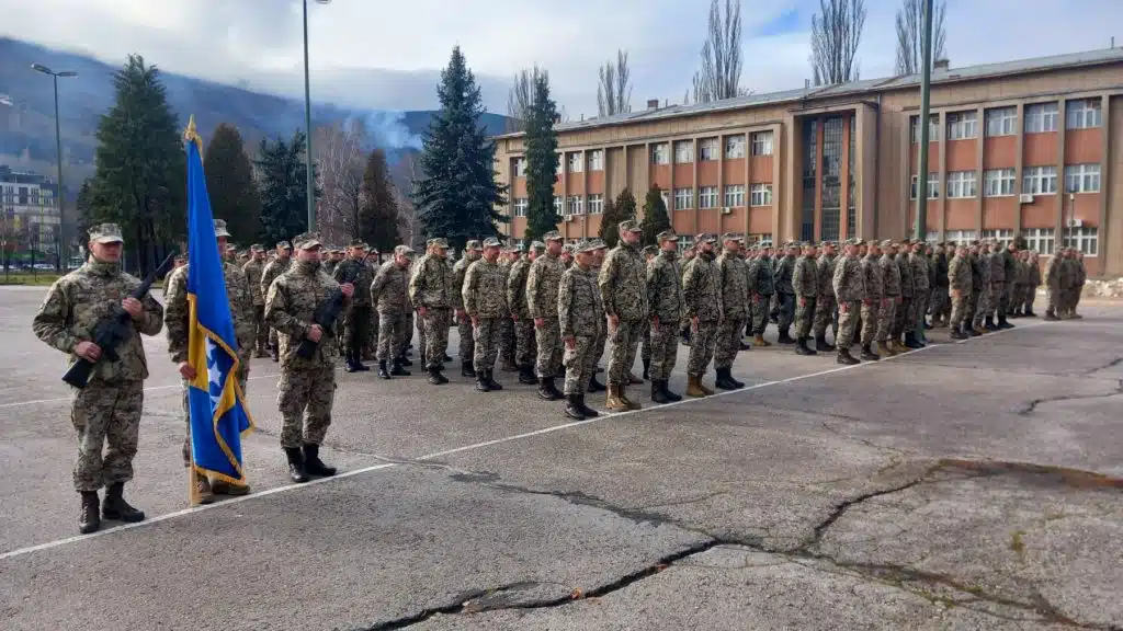 (FOTO/VIDEO) U Travniku obilježena 20. godišnjica OS BiH svečanim postrojavanjem jedinica