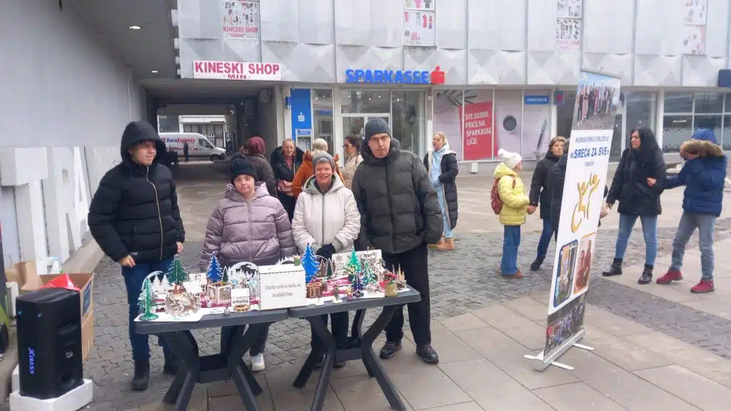 U Travniku otvoren humanitarni novogodišnji bazar povodom Svjetskog dana osoba s invaliditetom (FOTO)