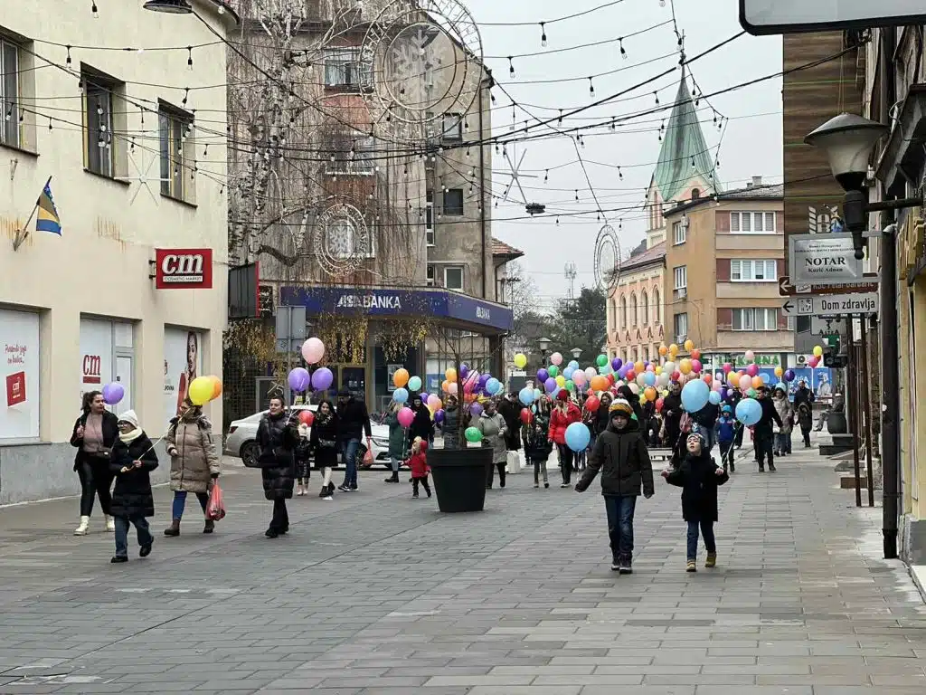 Održan ”Božićni vozić” u Travniku, vožnja koja je spojila radost i zajedništvo (FOTO)