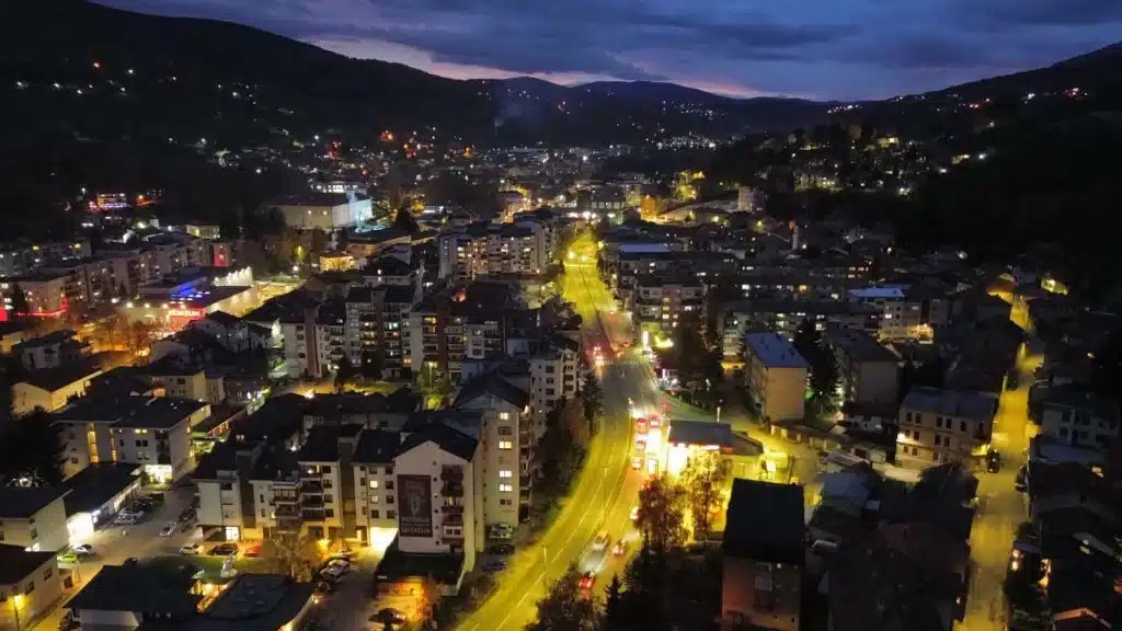 travnik noc panorama 2025