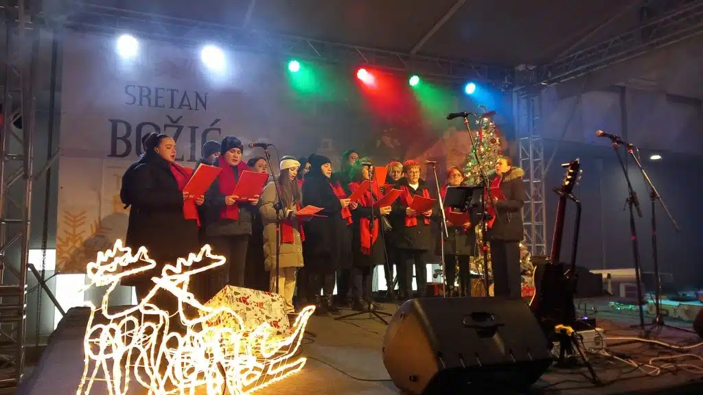 (FOTO) Večeras adventska atmosfera na trgu u Travniku: Počinje centralni dio manifestacije