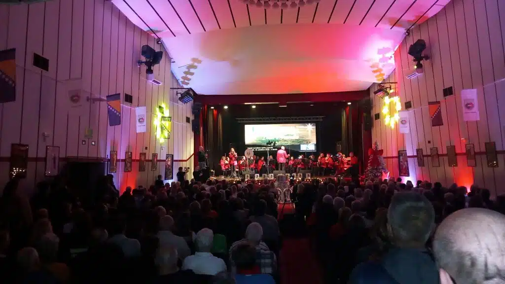 (FOTO) Blagdanski ugođaj uživo: 19. Božićni koncert „Božić u Travniku“ oduševio publiku