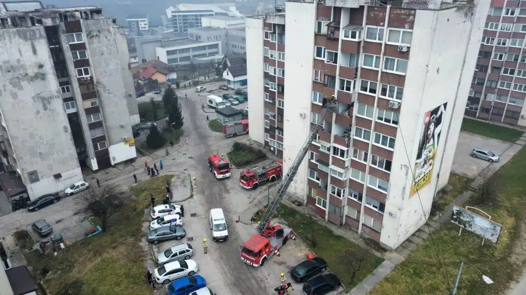 Održana vježba profesionalnih vatrogasaca u Općini Travnik: Simulacija požara i spašavanje s visina (FOTO)