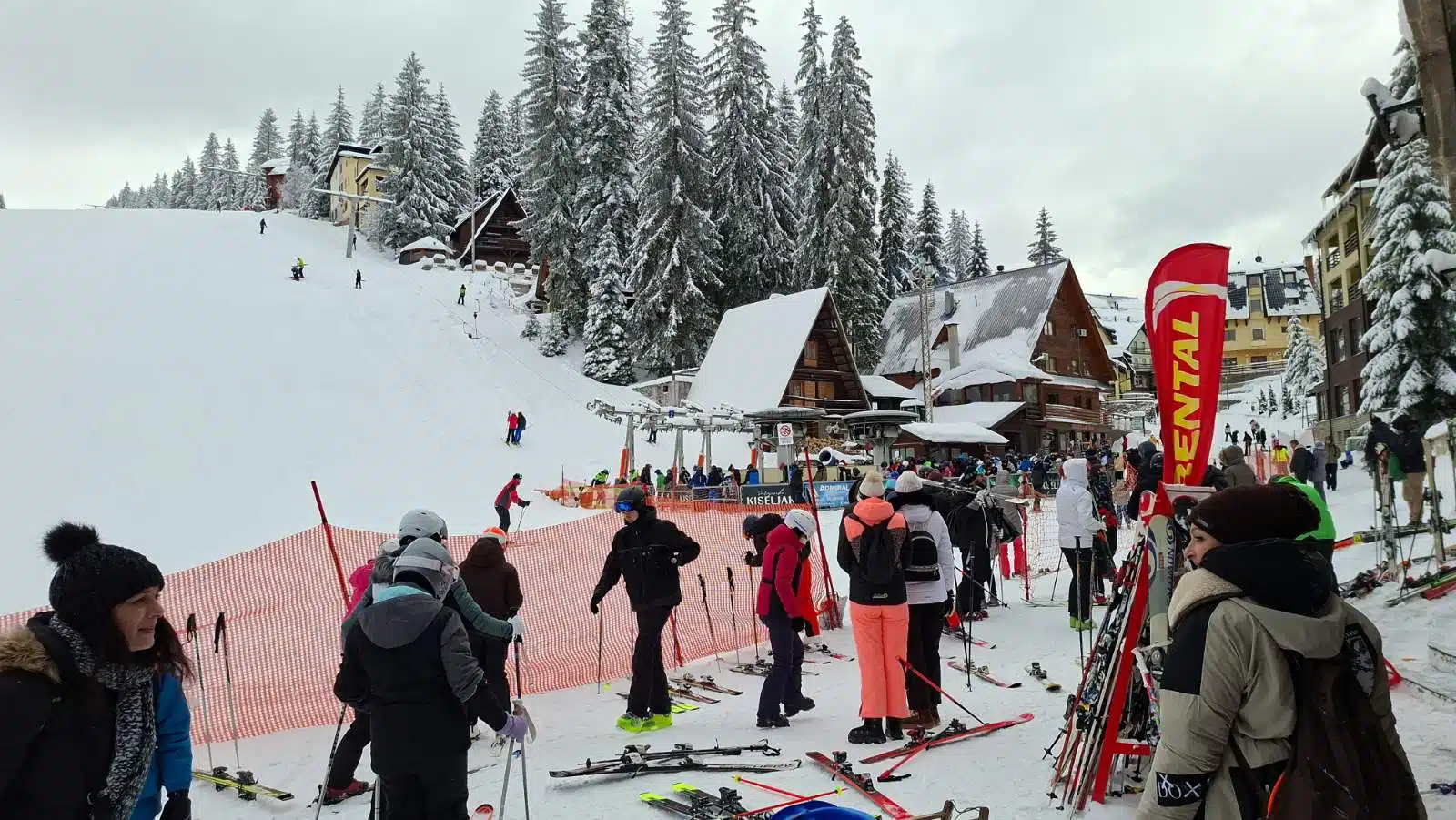 Zimska čarolija na Vlašiću uz noćno skijanje (FOTO)