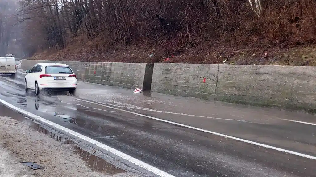Moguća izlijevanja vode na putevima u SBK, saobraćaj otežan na više dionica