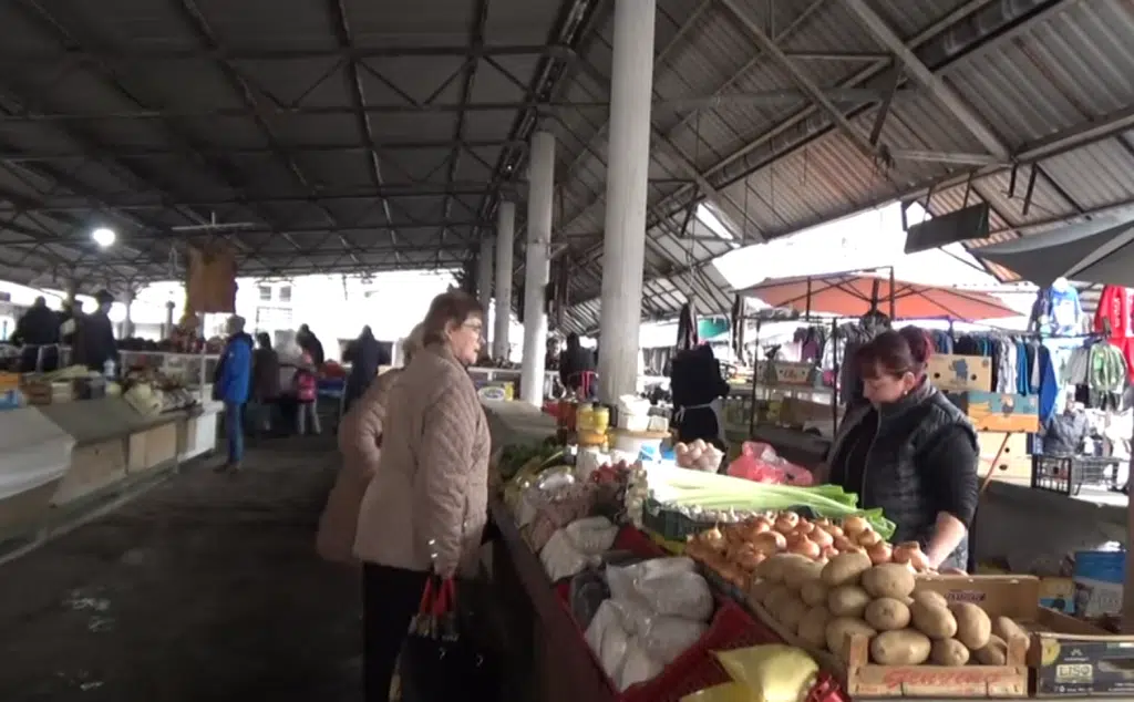 Na travničkoj „Zelenoj pijaci“ bijeli luk 10 KM (VIDEO)