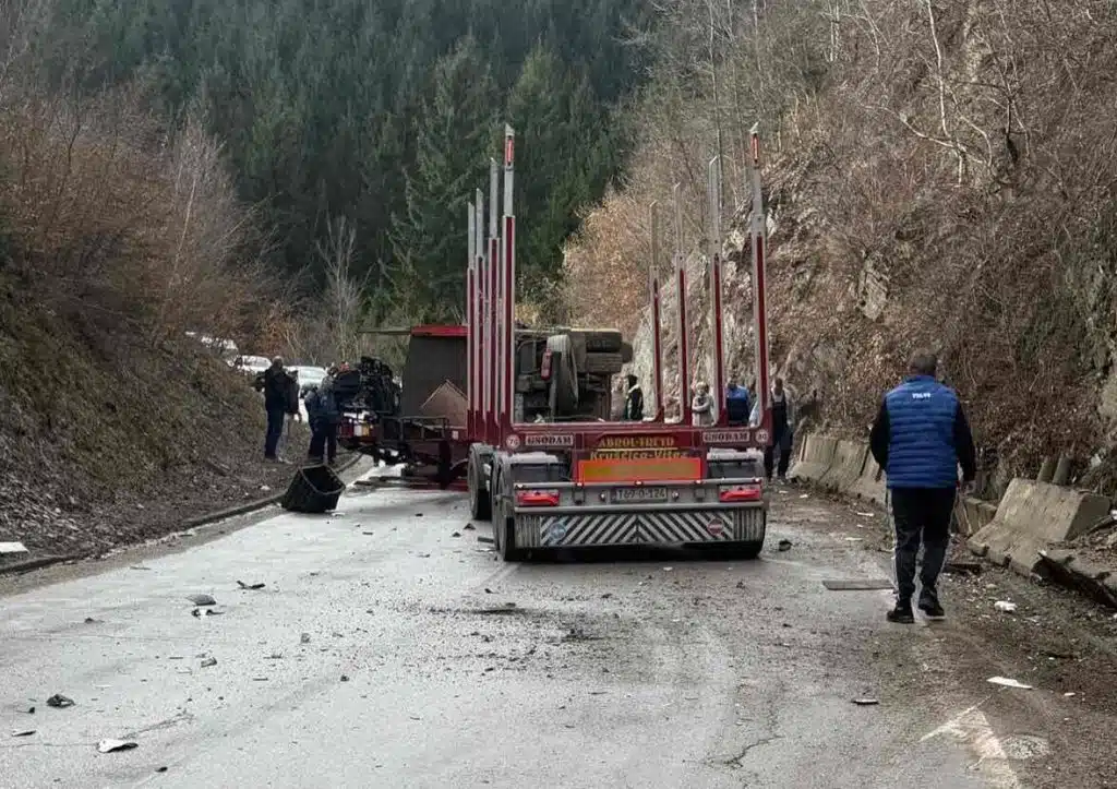 Obustavljen saobraćaj na putu Turbe – Donji Vakuf zbog nesreće na prevoju Komar (FOTO)