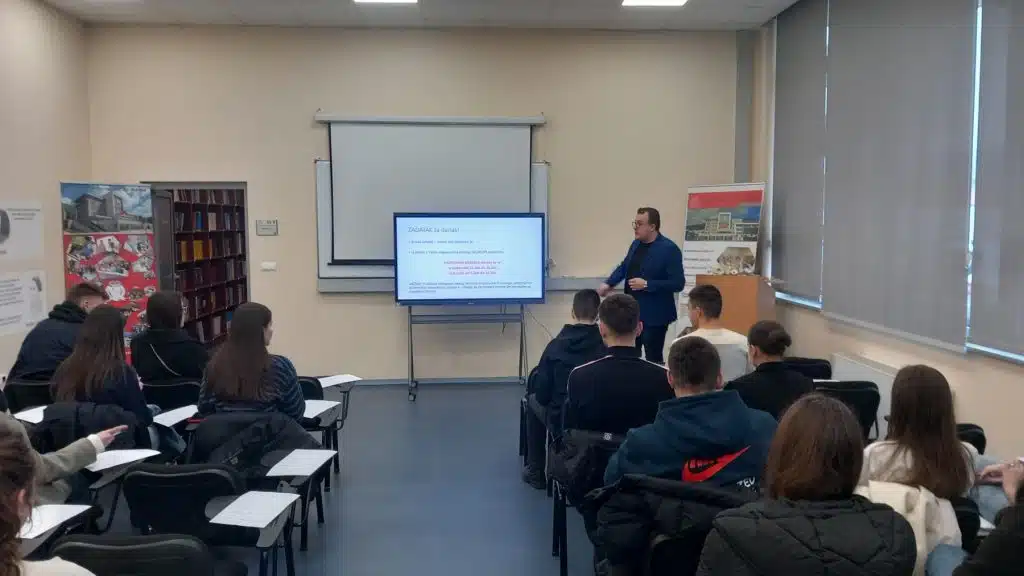 Počela je besplatna škola matematike koju vodi prof. Ahmed Palić (FOTO)