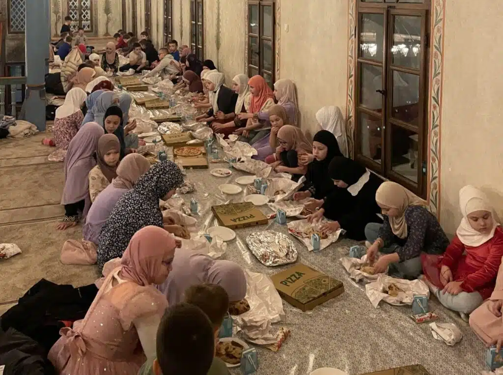 Sinoć u Šarenoj džamiji održan iftar za polaznike mektepske nastave