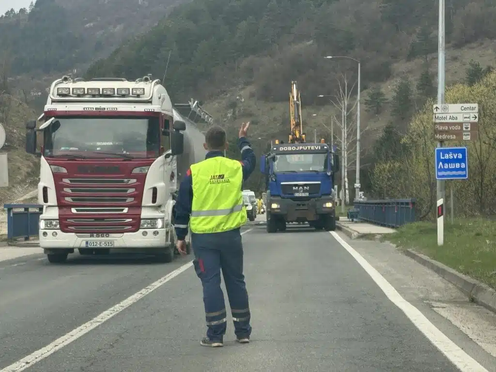 Velike gužve na ulazu u Travnik, saobraćaj usporen i na dionici Nova Bila – Travnik (FOTO)