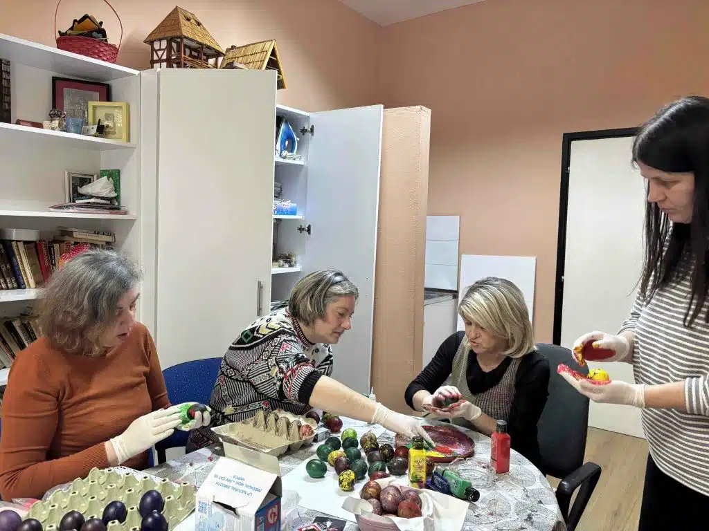 Korisnici Centra za mentalno zdravlje Travnik danas dijele šarena jaja koja su sami ukrasili