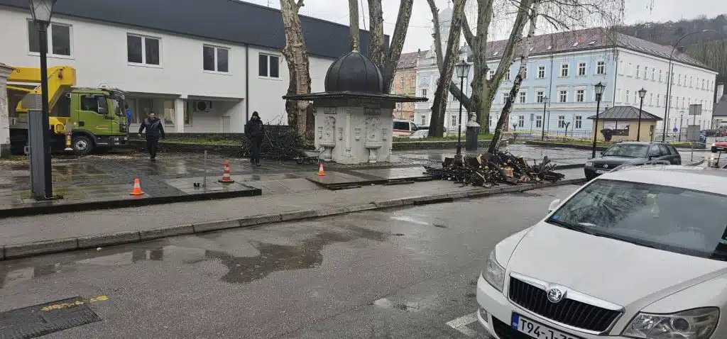 U toku proljetno uređenje Travnika: Radovi na prostoru parka kod Doma zdravlja i taxi stajališta