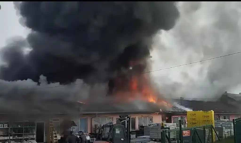 Veliki požar u Bugojnu: Gori skladište građevinskog materijala (VIDEO)