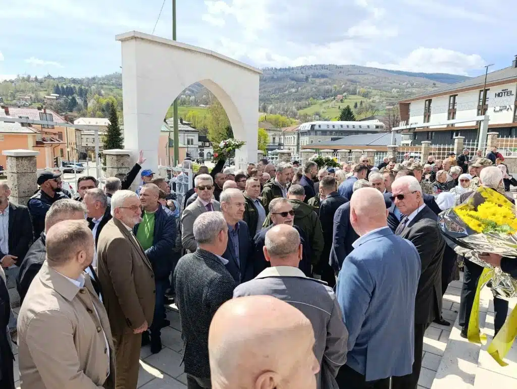 Travnik obilježio godišnjicu 7. korpusa i Armije Republike BiH uz svečani program i odavanje počasti (FOTO)